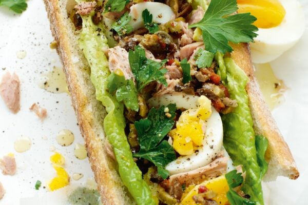 Baguette med tonfisk, ägg, kapris och oliver