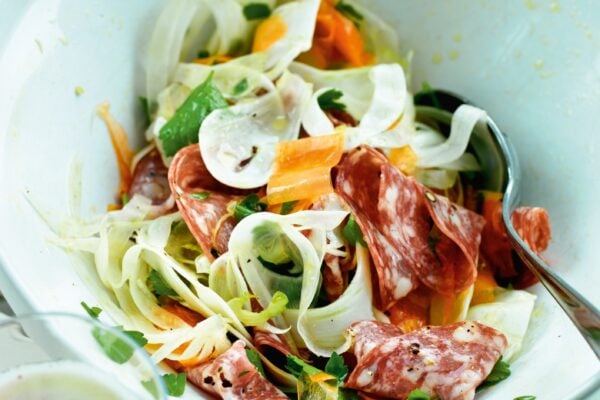 Fänkålssallad med morot, salami och persilja