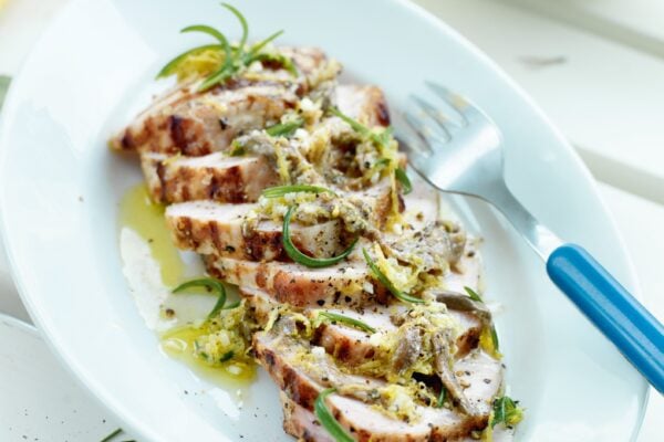 Grillad kotlettrad med sardeller, vitlök och citron