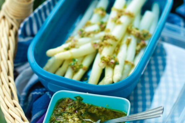 Kokt sparris med pestodressing