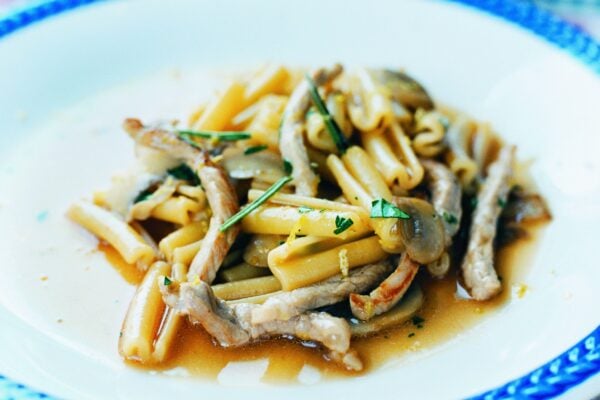 Pasta Strozzapreti med fläsk och champinjoner