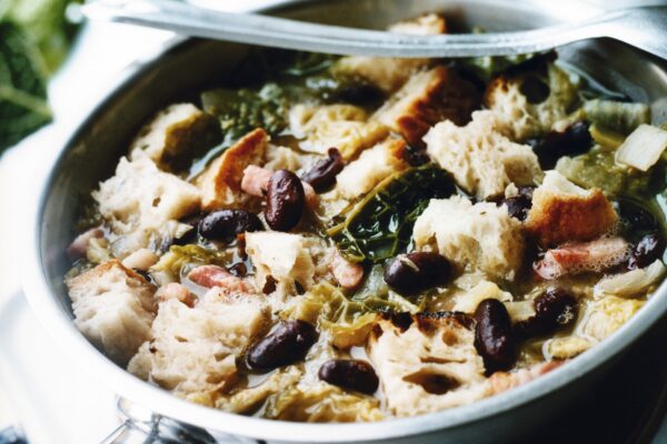 Ribollita, klassisk kålsoppa från Toscana