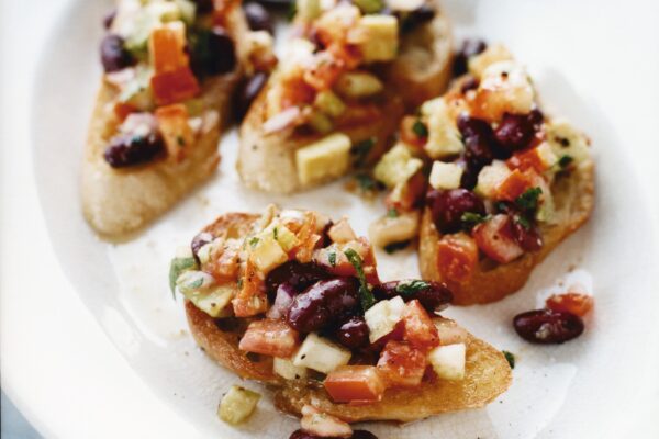 Bruschetta med bönor och avokado