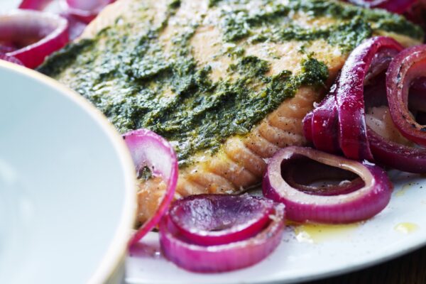 Pestobakad lax med marinerad rödlök