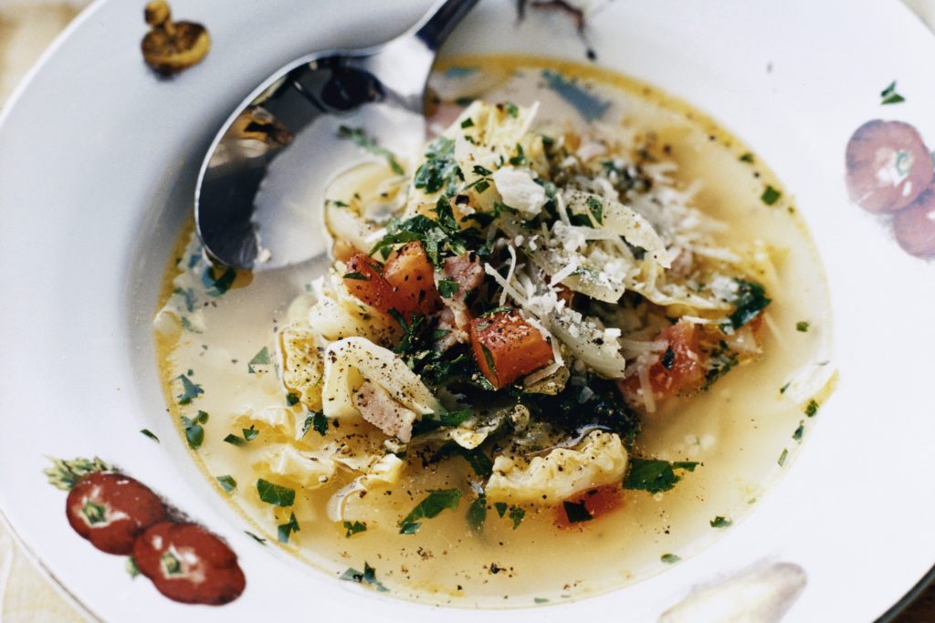 Recept från Zeta: Soppa med kål och pancetta