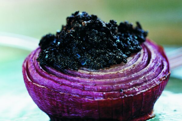 Ugnsbakad rödlök toppad med tapenade