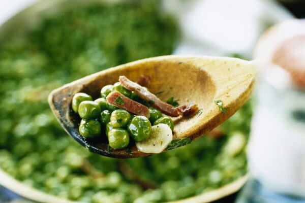 Ärtor med pancetta, vitlök och persilja