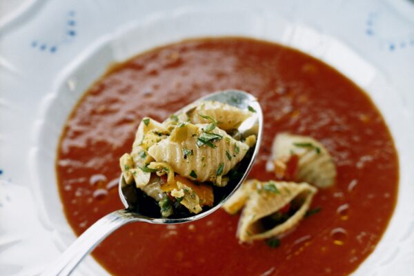 Tomatsoppa med pasta och tapenade