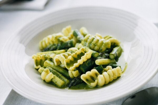 Pasta Radiatori i ört- och parmesanbuljong med sparris