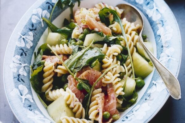 Pastasallad med rökt lax, gurka och rucola