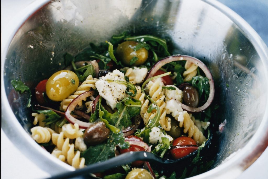 Recept från Zeta: Pastasallad med tomat, ekologisk fetaost och oliver