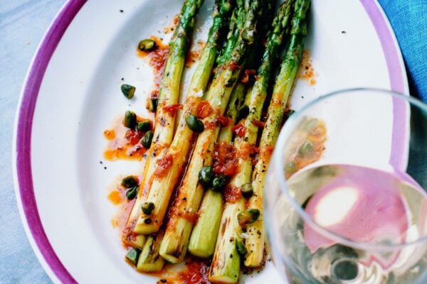 Sparris med tomatvinägrett och pistaschnötter