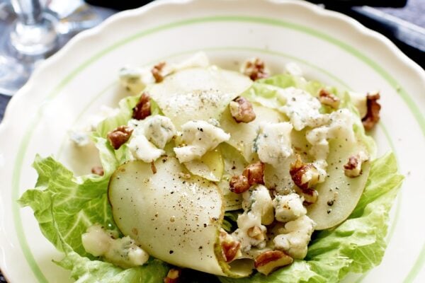 Sallad med valnötter, gorgonzola och päron