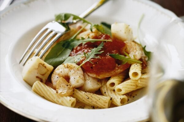 Skaldjurspasta med tomat och rucola
