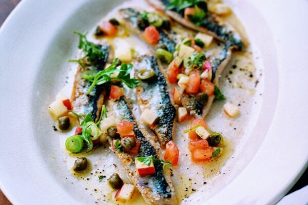 Sotad strömming med äpple och pinjenötter