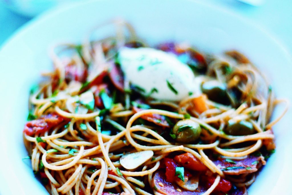 Recept från Zeta: Spaghetti med salami, gröna oliver och mascarpone