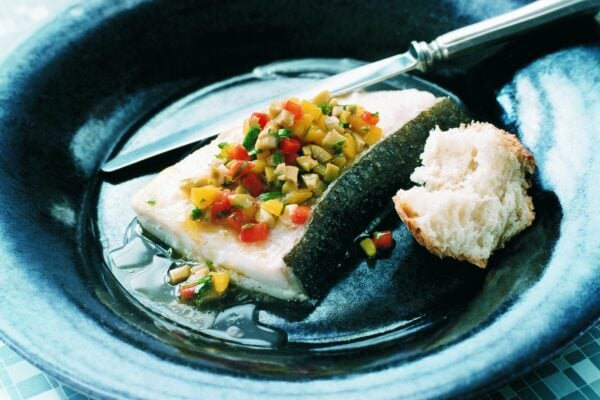 Ugnsstekt vit fiskfilé med olivvinägrett