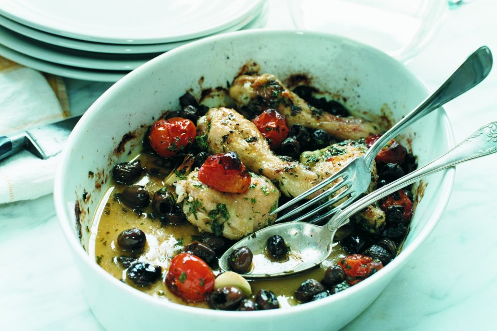 Recept från Zeta: Ugnstek kyckling med oliver, tomater & vitlök