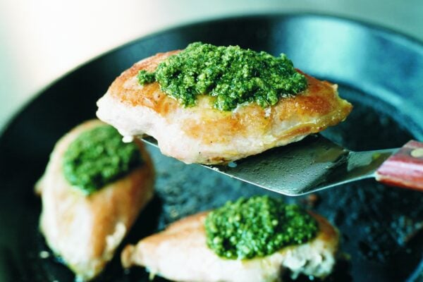 Stekta kycklingfiléer med pesto