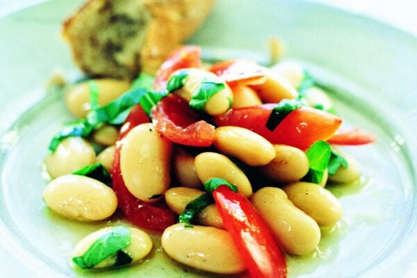 Vita bönor med basilika och tomat