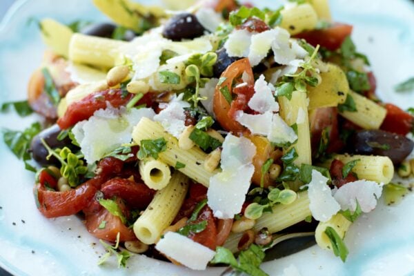Pasta Tortiglioni med grillad paprika, citron och oliver
