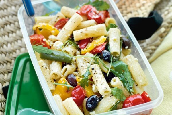 Pastasallad med rostad paprika och rucola