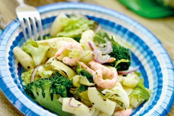 Pastasallad med räkor och kronärtskocka