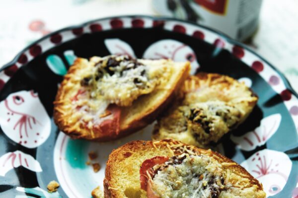 Varma mackor med skinka och soltorkad tomat